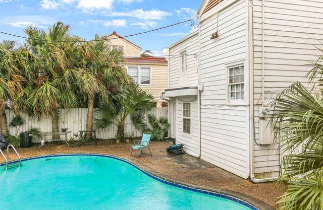 Beautifully Furnished 4Bed 2Bath with Sparkling Pool!