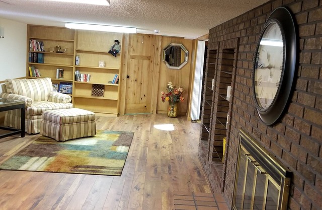 Beautifully Furnished - Family and Pet Friendly with Pool, Sauna and Steam Room