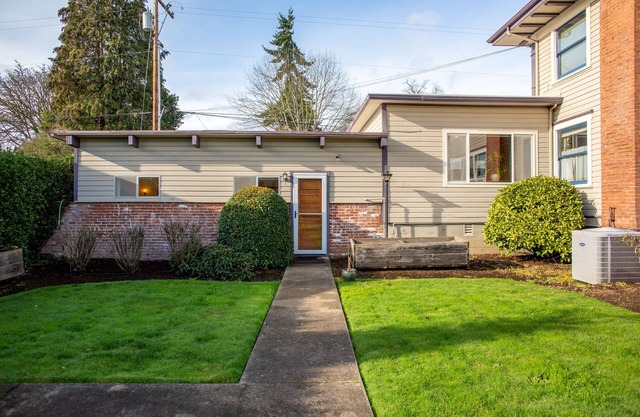 Beautifully furnished, charming 1bd/2ba historic cottage in Downtown Corvallis