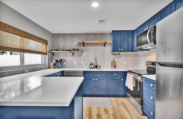 Beautifully furnished 2-bedroom - Fast Wifi - Free laundry & parking