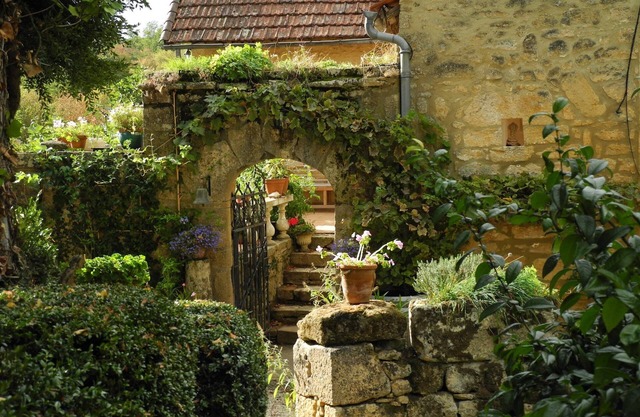 Beautifully located stone house in over 400 year old domaine *