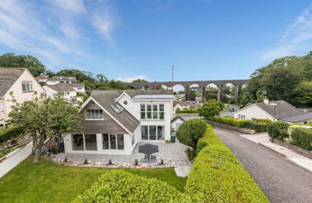 Beautifully presented holiday home near the beach