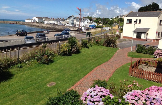 Beautifully presented and spacious 2 bedroom apartment offering fabulous views