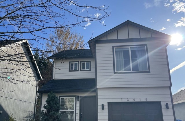 Beautifully remodeled full house close to restaurants and food carts.