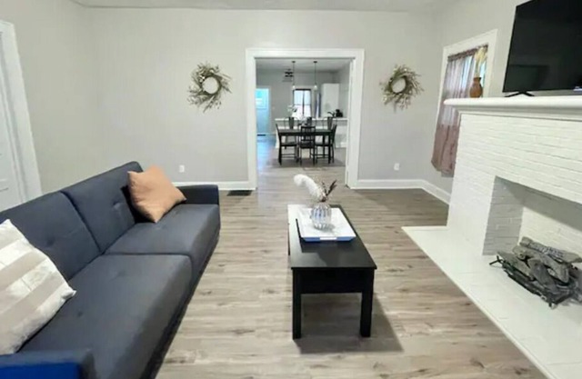 Beautifully Remodeled, 5 min to Downtown Indy!