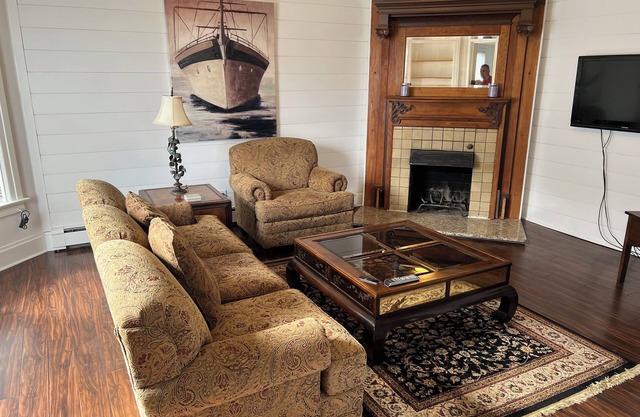 Beautifully remodeled apartment located a short 2 blocks from Geneva Lake!