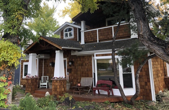 Beautifully remodeled home near CU, Trails with Flatiron views.