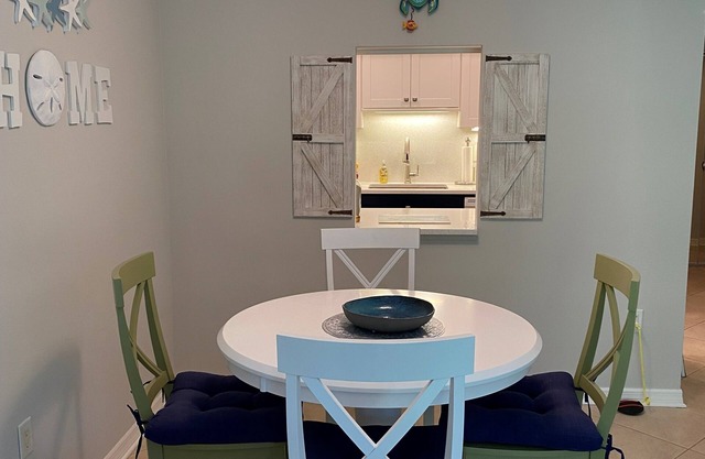Beautifully remodeled one bedroom one bath first floor condo in Siesta Key