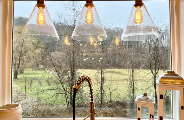 Beautifully remodeled cottage-w. Creek close to Downtown Boone & all activities