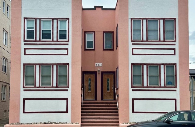 Beautifully renovated condo 2 BR/2BA - 2 blocks from beach!