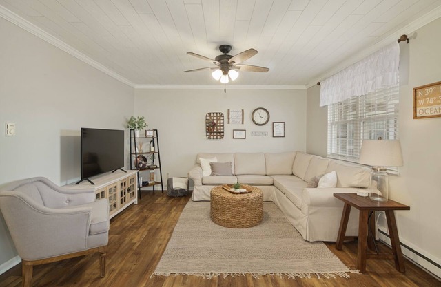 Beautifully Renovated Beach-Block Condo! Steps away from Boardwalk & BEACH!