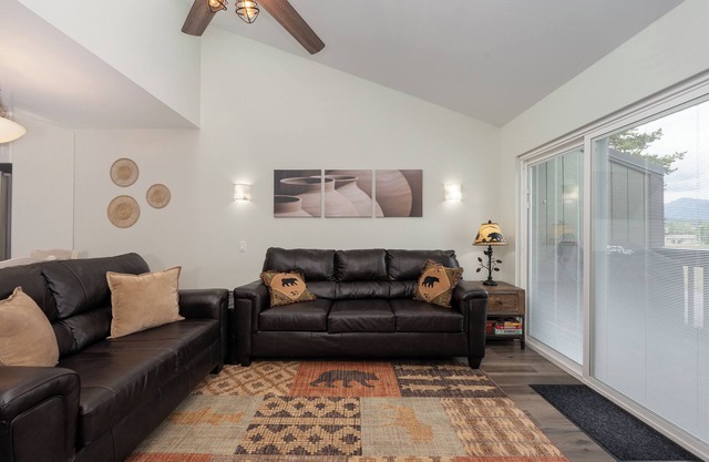 Beautifully renovated 2 bedroom with clubhouse amenities