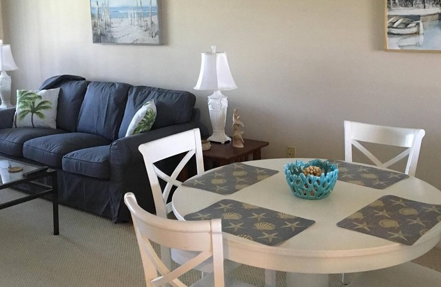Beautifully Renovated 2/2 Condo - Walk to the Beach