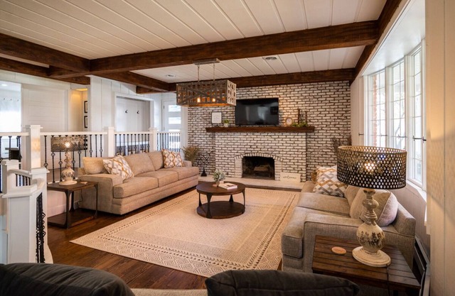 Beautifully renovated 3,800 sq ft house between 2 federal lakes