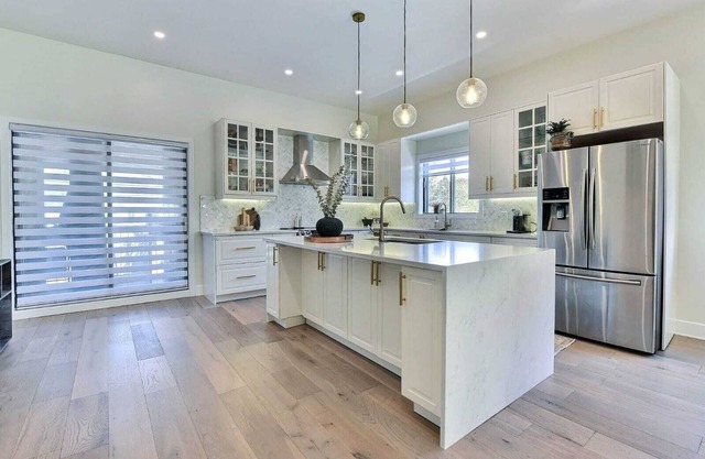 Beautifully renovated house in Laval! Great Location! Free Parking!