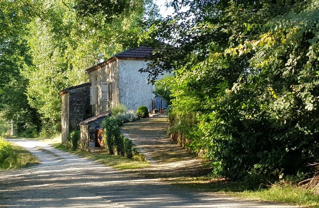 Beautifully renovated traditional riverside cottage, withnlarge private garden.