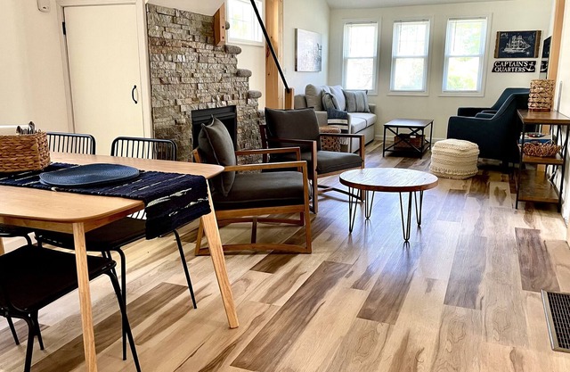 Beautifully renovated cottage - steps to lake and pet-friendly!