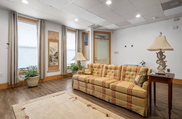 Beautifully Renovated Downtown Flat: Japanese Decor #2