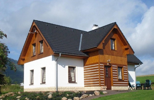 Beautifully situated detached country house with a wide view over meadows and mountains