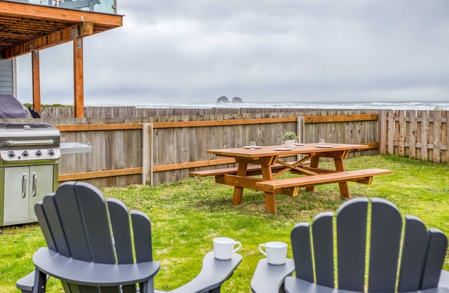 Beautifully Updated Oceanfront Cottage with a Hot Tub in Downtown, Beach Access!