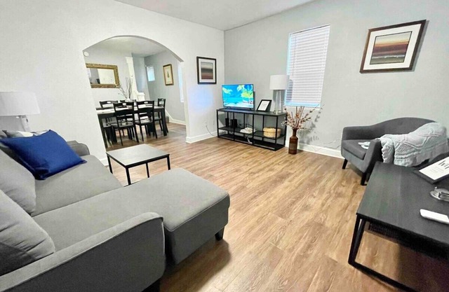 Beautifully Updated, Sleeps 7! 10 min to Lucas Oil