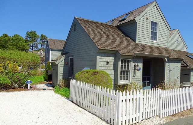 Beautifully updated 2 bedroom, 2 bath End Unit with Central AC