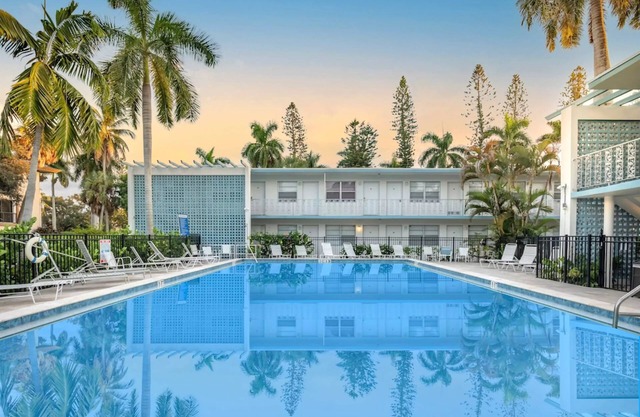 Beautifully Updated Naples Condo, Walk to Beach & 3rd St