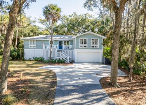 Beautifully Updated, Dog Friendly 4-Bed, 4-Bath Home near Beach