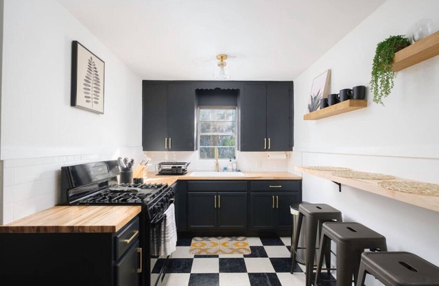 *Beautifully Updated Downtown 2 BR* Sleeps 6