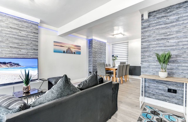 Beauty Close to Coast, Stunning interior, central.