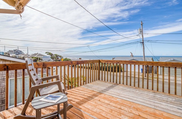 Beauty with Ocean View, Skylights, King Suite, Bonus Room Half Block to Beach!