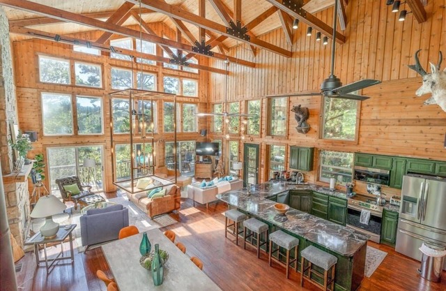 Beaver Lake Luxury Retreat - Whispering Pines