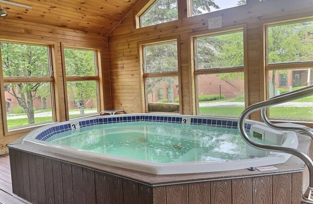 BeaverBox AC, Pool, Hot Tub, Sauna, Near Resort