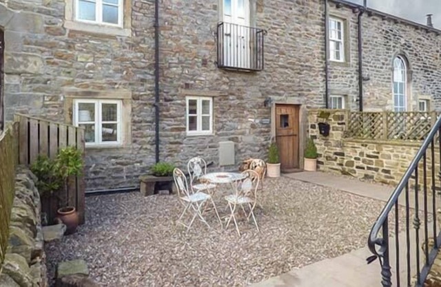 BECKFIELD COTTAGE, pet friendly, character holiday cottage in Silsden
