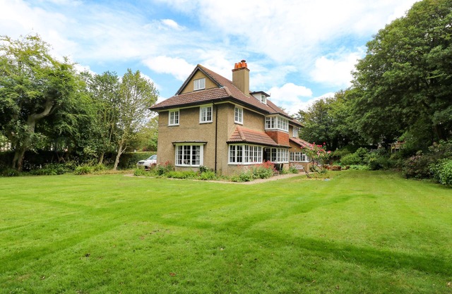 BECKHYTHE COTTAGE, pet friendly, with open fire in Overstrand