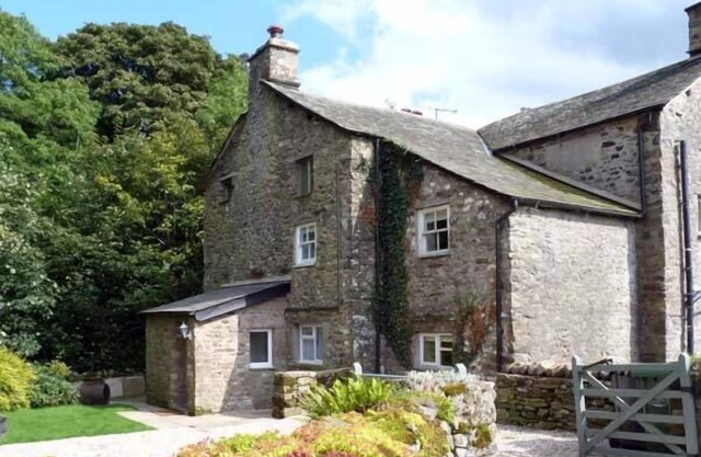 BECKSIDE COTTAGE, pet friendly, with open fire in Kirkby Lonsdale