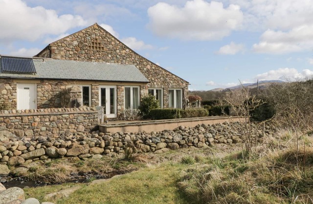 BECKSIDE, pet friendly, luxury holiday cottage in Cockermouth