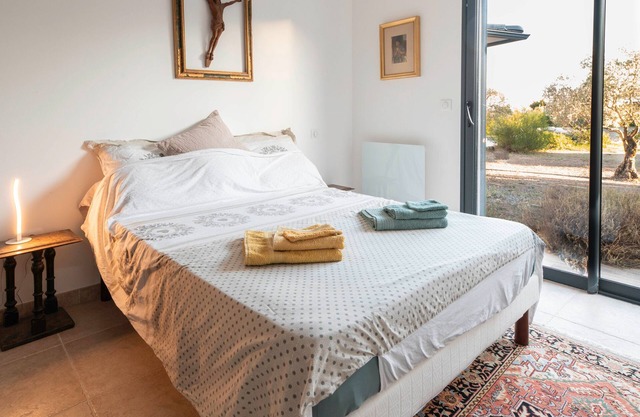 Bed and Breakfast 'Chambre 2' with Mountain View, Shared Pool and Wi-Fi