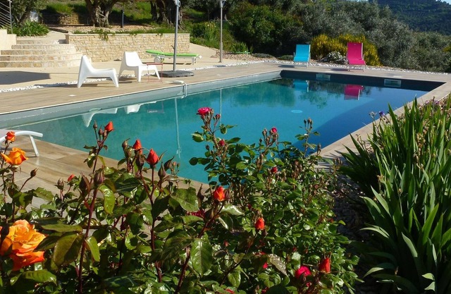Bed and breakfast in Alpes de Hautes Provence - Volx - Heated swimming pool - Climbing