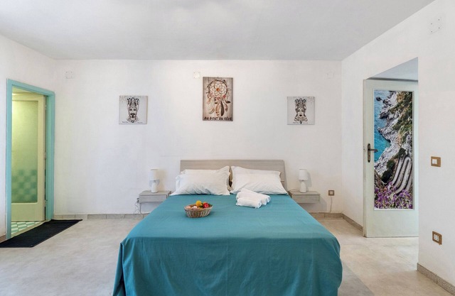 Bed and Breakfast 'Camera Catone In Villa Vista Mare' with Shared Terrace and Wi-Fi