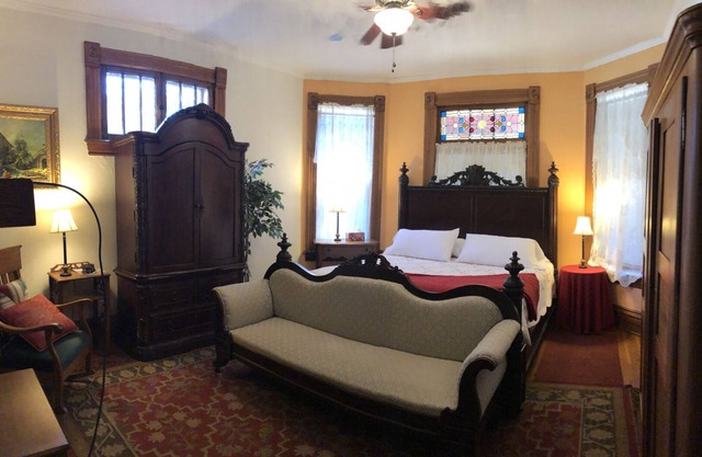 Bed and Breakfast w/Hot Tub near Hocking Hills in Nelsonville Oh Free Breakfast
