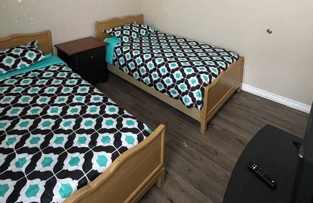 Bedroom 2 Comfy Pvt - Shared BA - Living Room - Washer Dryer - Pet & Family Fr.