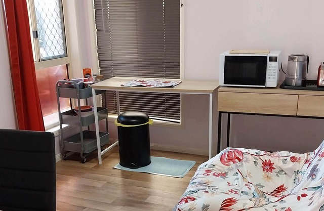 Bedroom Plus your own Kitchenette, lounge, Fridge, TV. Near Uni. Safe, clean.