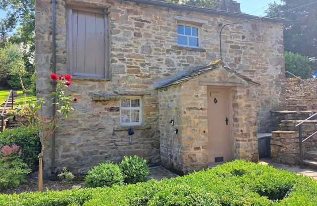 Beebole Cottage, cosy 17th century cottage in heart of Yorkshire Dales near lake