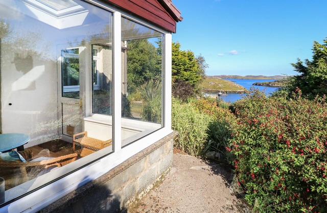 BEECH COTTAGE, pet friendly, character holiday cottage in Stornoway