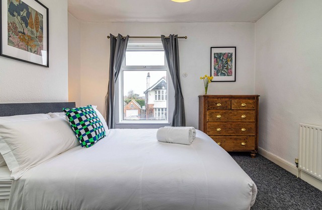 Beeston Central House - near shops and University