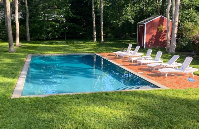 Behind the Hedges with HEATED POOL