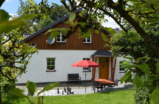BEI SCHMEDTE family-friendly and quiet, with playrooms, terrace with barbecue