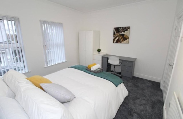 Belfast Cozy Home is a spacious home closer to Belfast City Centre.