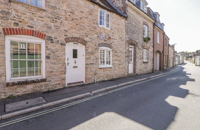 BELL COTTAGE, pet friendly, with open fire in Dorchester